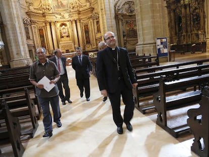El obispo de San Sebastián, José Ignacio Munilla, recorre esta mañana el pasillo de Santa María del Coro.