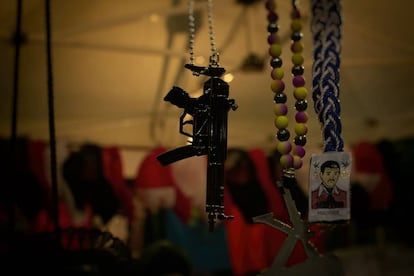 Collares de armas AK-47 y Jesús Malverde en Culiacán (Sinaloa).