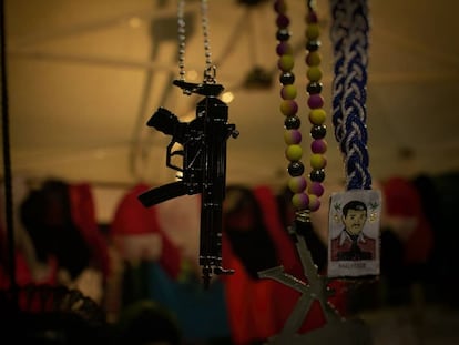 Collares de armas AK-47 y Jesús Malverde en Culiacán (Sinaloa).