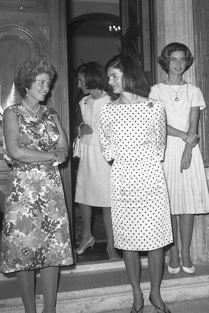 El vestido blanco de lunares es una de las prendas del verano y lleva pegando fuerte las últimas temporadas. Ella se adelantó luciéndolo en 1963 (ojo a la sandalias de tira fina, que también causan furor a día de hoy).