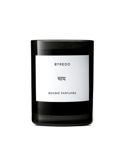 Byredo rinde homenaje al ritual del té en el subcontinente indio. Masala Chai es una mezcla de especias e infusión de hojas de té negro en leche hirviendo. Su olor cálido y envolvente está ligado a las emociones de la infancia del fundador de la marca, Ben Gorham, en recuerdo de la casa de su abuela. Todo el mundo lleva en su interior el recuerdo de un lugar familiar asociado a un olor imposible de definir por su densidad y complejidad. La casa es el reflejo de la cultura de cada uno, de su estilo de vida y una expresión de las creencias personales. Precio: 55 euros.