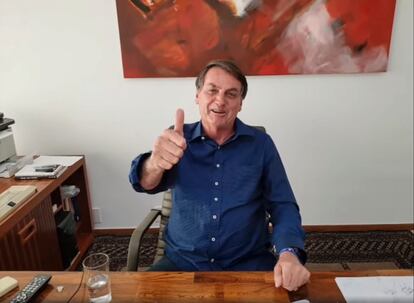 Fotograma de un vídeo colgado en la página oficial de Jair Bolsonaro en el que muestra como ingiere una dosis de hydroxicloroquina.