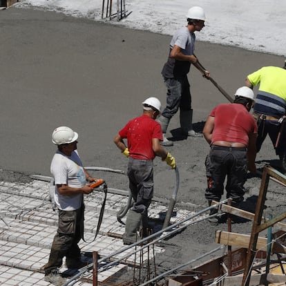 GRAFCAV5898. BILBAO, 09/06/2021.-Trabajadores de la construcción alisan el hormigón en un edificio en Bilbao, donde este miércoles se ha dado a conocer un informe del BBVA donde calcula que la economía vasca podría crecer al menos un 5,5 % en 2021 y un 7,5% en 2022, y lograría bajar el paro el año que viene al 8,5 %, por debajo del nivel de 2019. EFE/LUIS TEJIDO