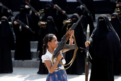 Una joven sujeta un rifle durante un desfile del movimiento Houthi en Sanaa (Yemen), el 6 de septiembre de 2016.
