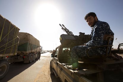 Un miliciano en un vehículo militar en un control de Abugrein, la localidad más cercana al feudo yihadista de Sirte.