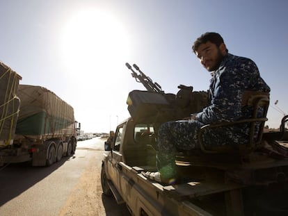 Un miliciano en un vehículo militar en un control de Abugrein, la localidad más cercana al feudo yihadista de Sirte.