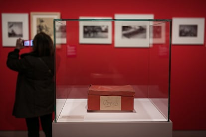 La caja roja donde Campañà guardó durante casi 80 años fotos de la Guerra Civil.