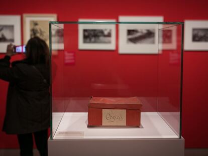 La caja roja donde Campañà guardó durante casi 80 años fotos de la Guerra Civil.
