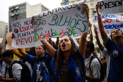 Estudantes secundaristas protestam no Rio de Janeiro. 