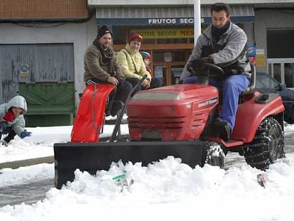 Un tractor retira la nieve de una calle del pueblo palentino de Guardo.