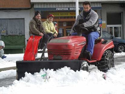 Un tractor retira la nieve de una calle del pueblo palentino de Guardo.