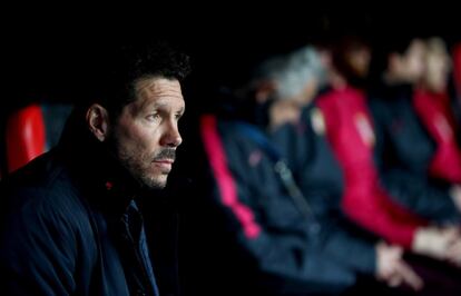 Diego Simeone, entrenador del Atlético, mira el partido entre su equipo y el Leverkusen.