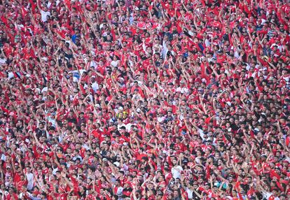 Los seguidores del Wydad animan durante la final de la Liga de Campeones de la CAF que enfrentó al club marroquí con el Al-Ahly de Egipto en el Stade Mohammed V, en la ciudad marroquí de Casablanca. El conjunto marroquí conquistó su tercer título continental, superando contundentemente a su rival egipcio (2-0). 
