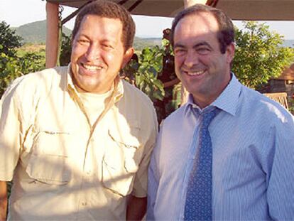 El presidente venezolano Hugo Chávez recibe al ministro de Defensa, José Bono.