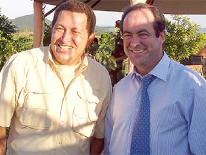 El presidente venezolano Hugo Chávez recibe al ministro de Defensa, José Bono.