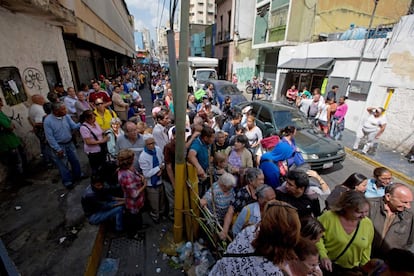 Popula&ccedil;&atilde;o faz fila em um supermercado para comprar papel higi&ecirc;nico com pre&ccedil;o regulado disponibilizado nesta sexta-feira pelo Governo venezuelano em Caracas.