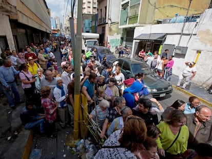 Popula&ccedil;&atilde;o faz fila em um supermercado para comprar papel higi&ecirc;nico com pre&ccedil;o regulado disponibilizado nesta sexta-feira pelo Governo venezuelano em Caracas.