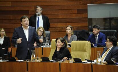 El presidente de la Junta de Extremadura, Guillermo Fernández, este jueves en el pleno de la Asamblea.