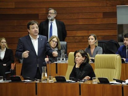 El presidente de la Junta de Extremadura, Guillermo Fernández, este jueves en el pleno de la Asamblea.
