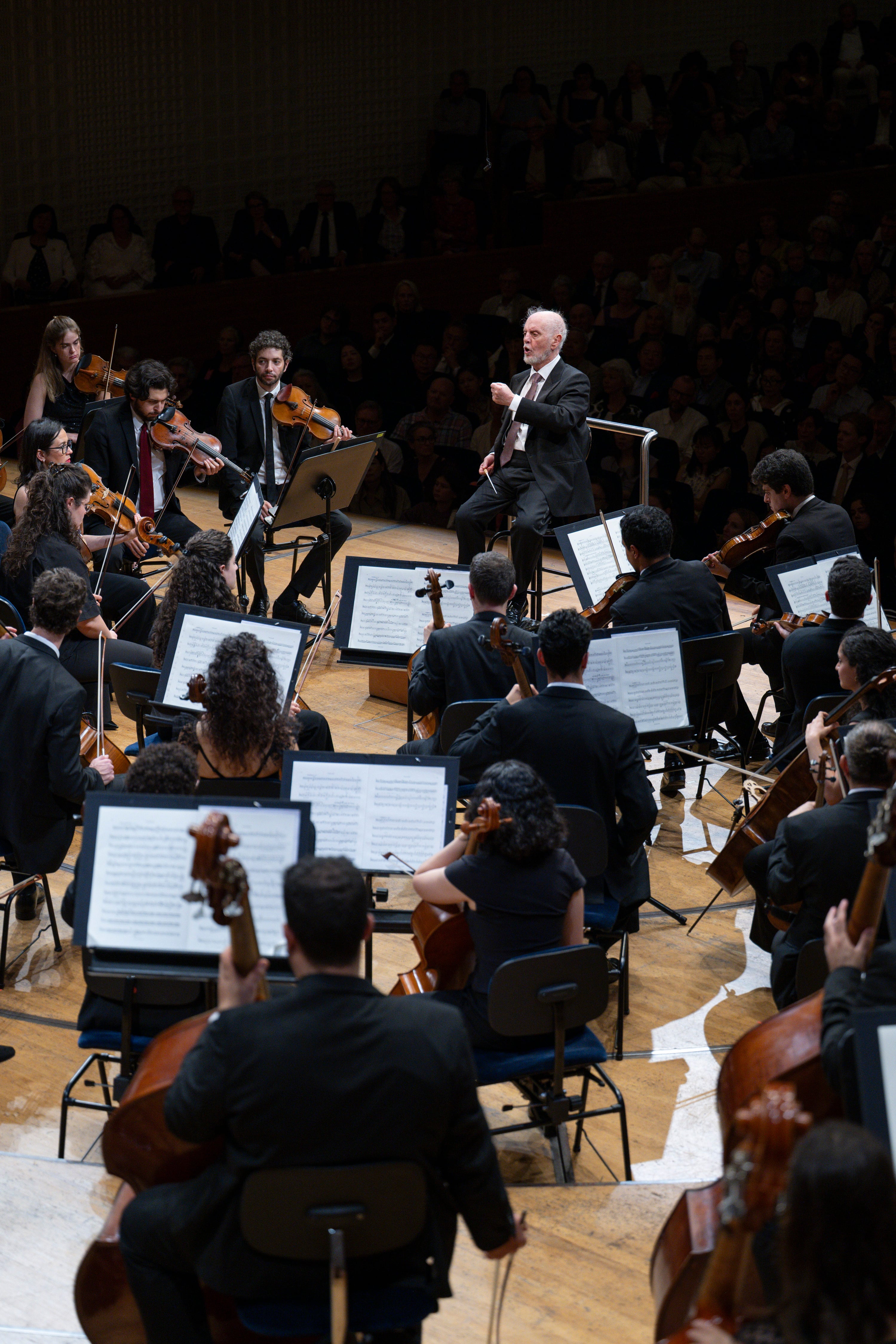 Daniel Barenboim dirige a la Orquesta del Diván de Oriente y Occidente la Tercera Sinfonía de Schumann en el KKL.