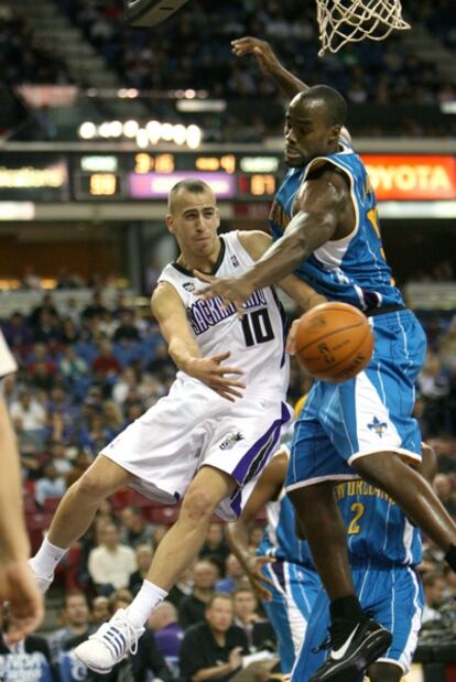 Sergio Rodríguez entra a canasta durante su etapa en los Sacramento Kings