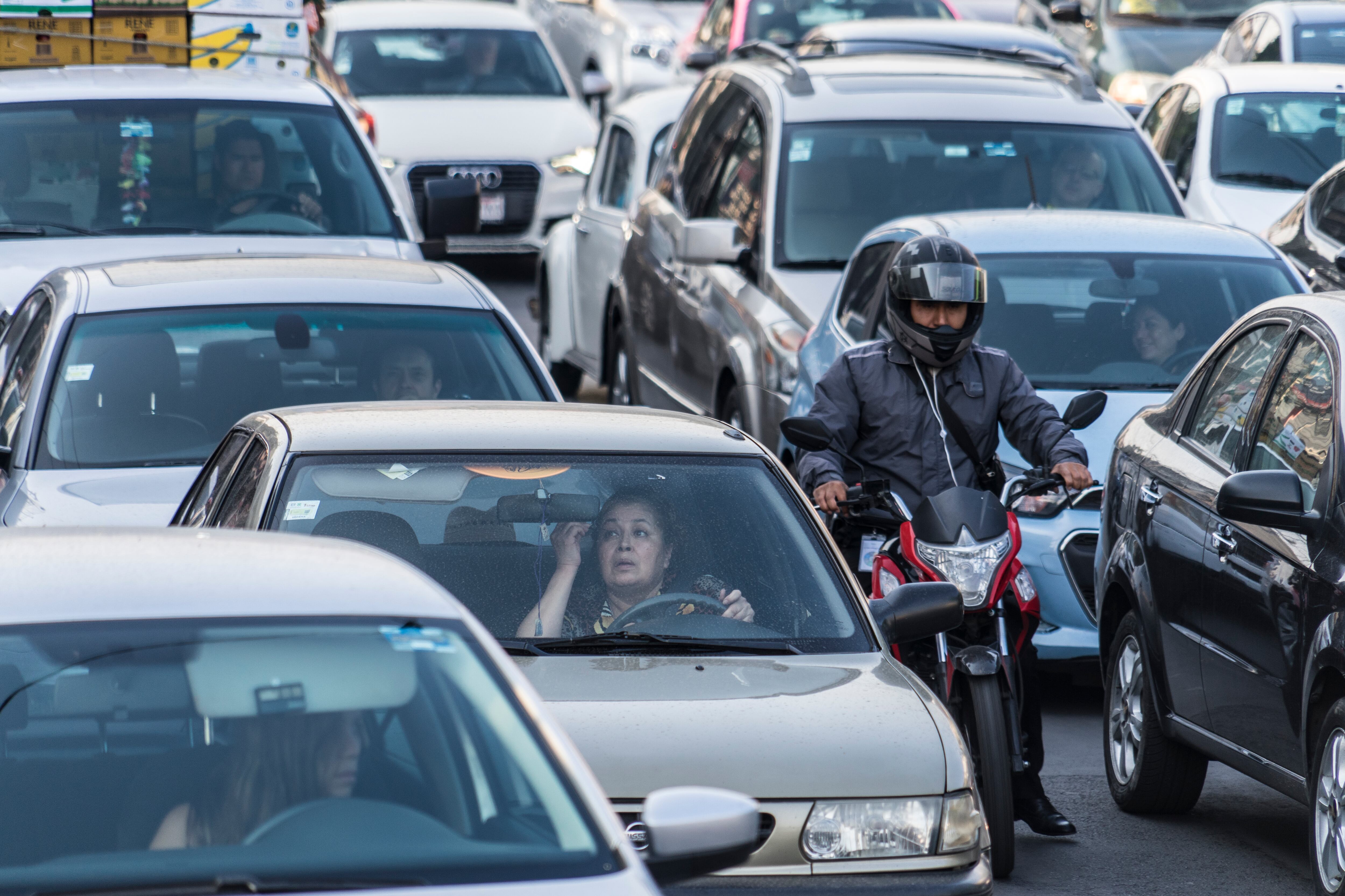 Una automovilista se maquilla mientras espera que cambie el semáforo en la esquina de Obrero Mundial y Viaducto.