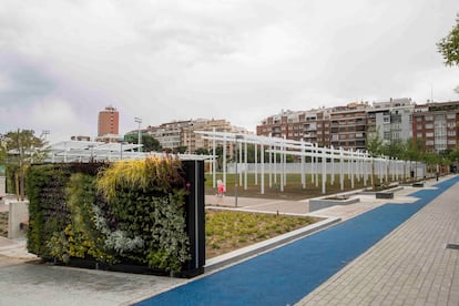 Jardines verticales y la pradera del parque del Canal de Isabel II, en Madrid, el 21 de mayo de 2023.
