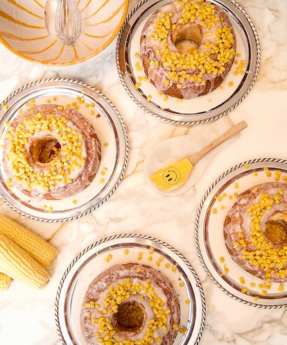 Los bizcochos de elote (maíz) son uno de los platos dulces del recetario de Karla Cova Villa: la salsa lleva yogur,