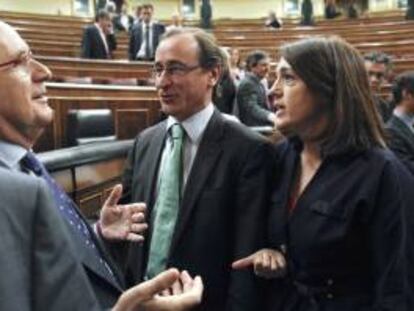 Los portavoces del PP y del PSOE en el Congreso, Alfonso Alonso (c), y Soraya Rodríguez (d), respectivamente, conversan la pasada semana con el portavoz de CiU, Josep Antoni Duran i Lleida (i), en el pleno de la Cámara baja.