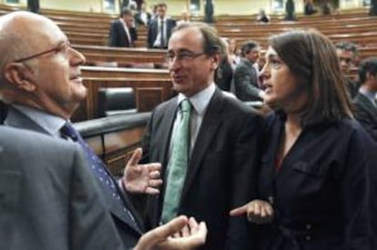 Los portavoces del PP y del PSOE en el Congreso, Alfonso Alonso (c), y Soraya Rodríguez (d), respectivamente, conversan la pasada semana con el portavoz de CiU, Josep Antoni Duran i Lleida (i), en el pleno de la Cámara baja.