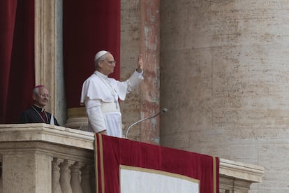 León XIV, este domingo, en la plaza de San Pedro del Vaticano.