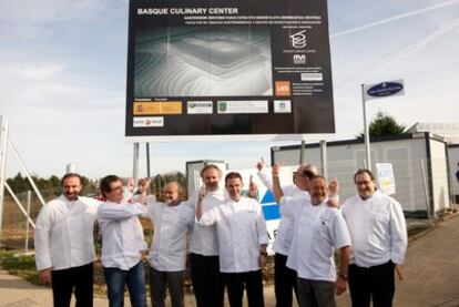 Algunos de los cocineros vascos participantes en el proyecto Basque Culinary Center, ante las obras del centro.