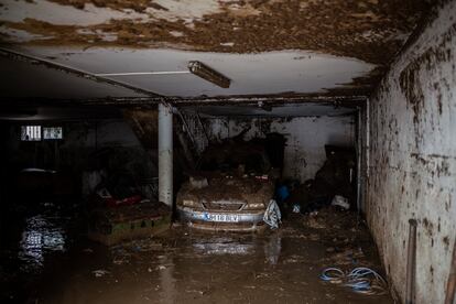 En la foto un garaje de la vivienda de la madre de Lorena Sánchez lleno de agua y barro.