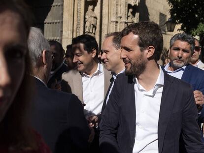 Juan José Cortés detrás del líder del PP, Pablo Casado, el pasado mes de octubre en Córdoba.