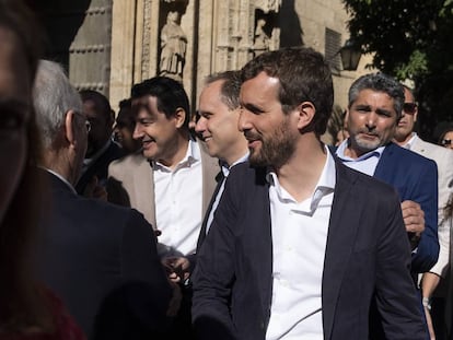 Juan José Cortés detrás del líder del PP, Pablo Casado, el pasado mes de octubre en Córdoba.