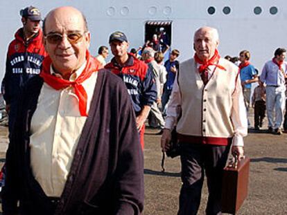 El doctor Manuel Nevado Rey, a la izquierda, asegura que fue curado de un cáncer terminal gracias a la intercesión del fundador del Opus.