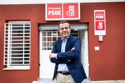 Miguel Ángel Gallardo, este lunes delante de la sede del PSOE en Mérida.