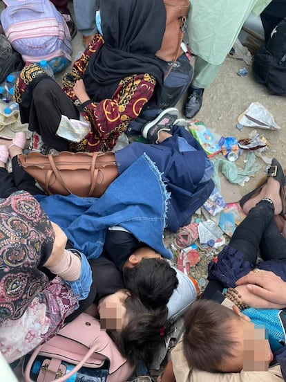 Los hijos de Malik, en una imagen cedida por él, una de las noches en las que durmieron al raso junto al aeropuerto de Kabul.