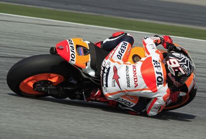 El piloto de MotoGP Marc Márquez conduce su Honda durante una prueba de pretemporada en el circuito de Sepang.