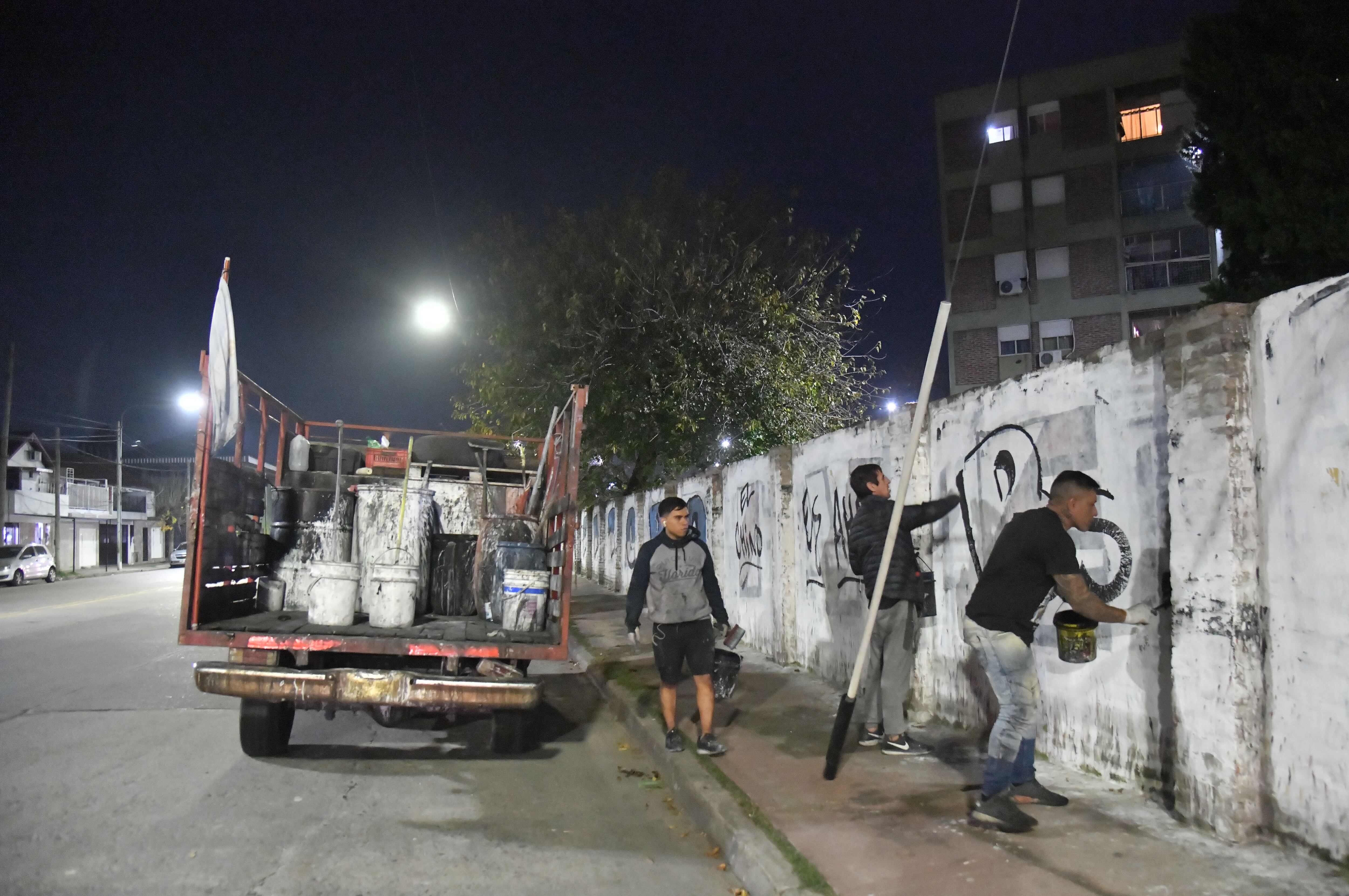 El equipo de Miguel Ángel Cabral realiza una pinta en Bajo Flores, en Villa Illia, la noche del 14 de mayo.