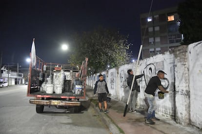 El equipo de Miguel Ángel Cabral realiza una pinta en Bajo Flores, en Villa Illia, la noche del 14 de mayo.
