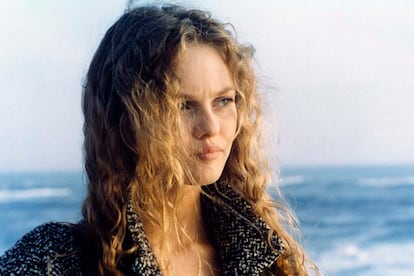 A este lado del paraíso

Vanessa Paradis. (Elisa, Jean Becker, 1995)
Son muchos y muchas los practicantes del nudismo cuando llegan los meses de verano. Vanessa Paradis, antes de llenar su armario de Chanel, se dejó ver como Dios la trajo al mundo sobre la orilla de mar.