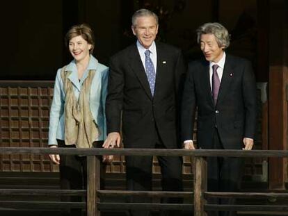 De izquierda a derecha, Laura y George Bush con Junichiro Koizumi, ayer en el Pabellón Dorado de Kioto.