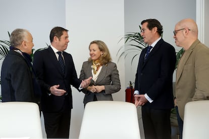 La vicepresidenta primera del Gobierno, Nadia Calviño, junto a (desde la izquierda), el secretario general de la UGT, Pepe Álvarez, el presidente de Cepyme, Gerardo Cueva, el presidente de la CEOE, Antonio Garamendi, y el secretario general de CCOO, Unai Sordo, el pasado jueves en Madrid.