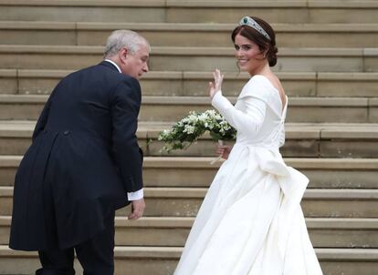 El duque de York, con su hija Eugenia a su llegada a la capilla de Windsor.