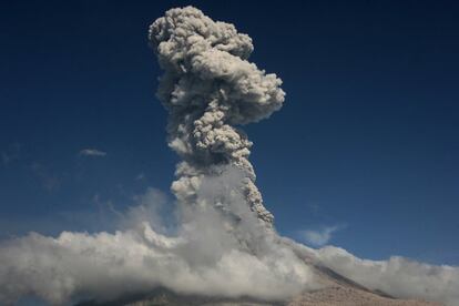 Una columna de humo y cenizas expulsada por el volcn Monte Sinabung en Karo (Indonesia).