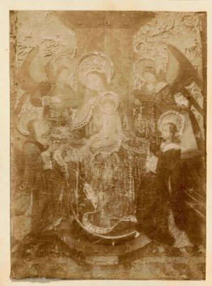 La fotografía de 1912 en la que se puede ver la tabla de la virgen y que se conserva en el fondo de la Junta de Museos del Arxiu Nacional de Catalunya.