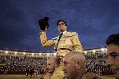 Rubén Pinar, a hombros tras cortar dos orejas en la feria de Albacete.