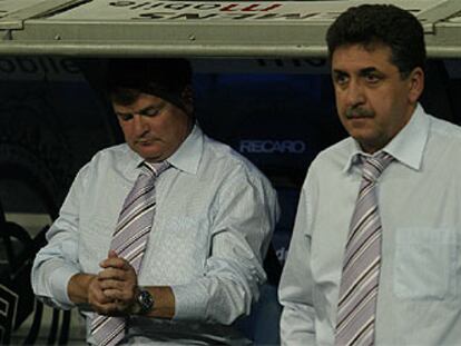 Camacho juega en el banquillo con la correa de su reloj con cara de preocupación y disgusto.