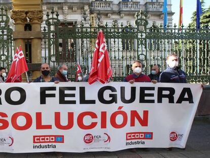 Trabajadores de la compañía Duro Felguera concentrados en Oviedo.